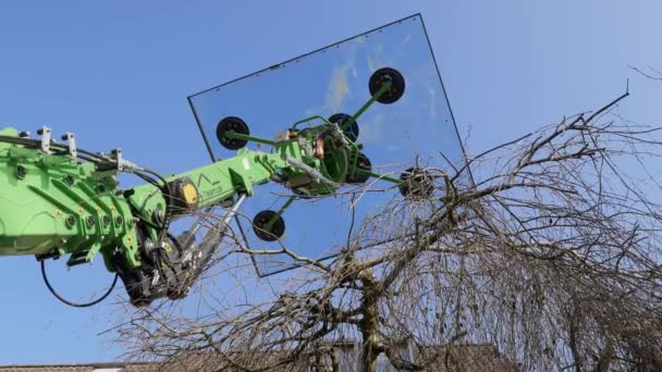 Ein Kran Transportiert Eine Fensterscheibe — Stockvideo