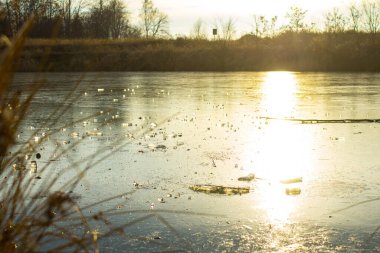 Buzlu bir gölde güzel bir gün batımı. Arkaplan.