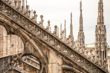 Metropolitan şehri Milan, İtalya, 27 Haziran 2019, dünyanın en büyük katedrallerinden biri olan Duomo Di Milano 'nun mimari detayları.