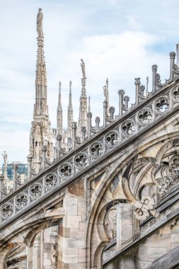 Metropolitan şehri Milan, İtalya, 27 Haziran 2019, dünyanın en büyük katedrallerinden biri olan Duomo Di Milano 'nun mimari detayları.