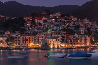 İtalya 'nın Liguria kentindeki Rapallo kasabasında alacakaranlığın mor renklerinin panoramik görüntüsü