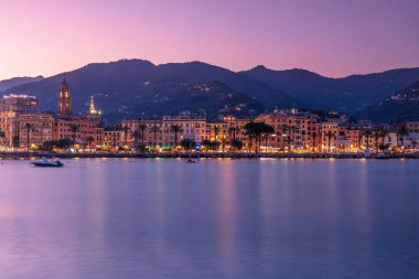 İtalya 'nın Liguria kentindeki Rapallo kasabasında alacakaranlığın mor renklerinin panoramik görüntüsü