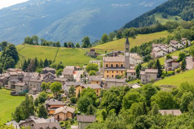 Rota D 'imagna kasabasının ve çevresindeki bölgenin panoramik genel bakışı, Bergamo Eyaleti, İtalya