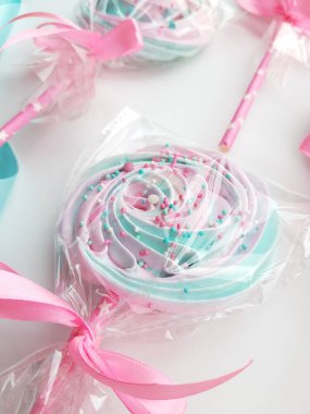 Çok renkli krema renginde kremalar çok farklı tatlıdır. Çubukta