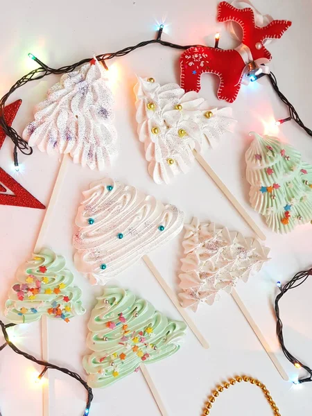 Noel ağacı şeklinde beze parçacıkları serpiştirilmiş. Noel