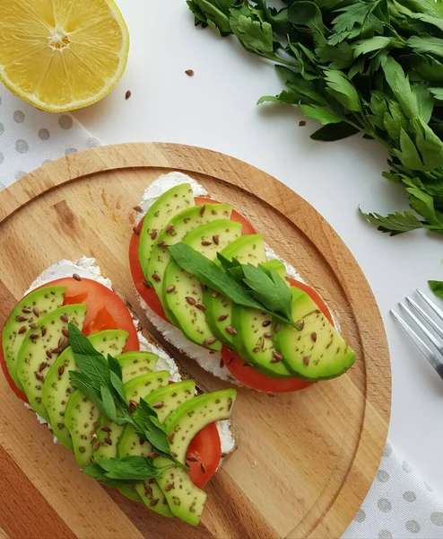 Toast Mit Avocado Tomaten Und Quark Gesunde Ernährung Frühstück — Stockfoto