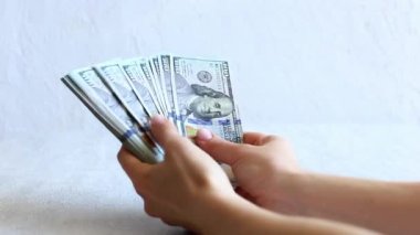 Yakın plan Eller Amerikan dolarlarını sayıyor Amerikan dolarlarını elle sayıyor.