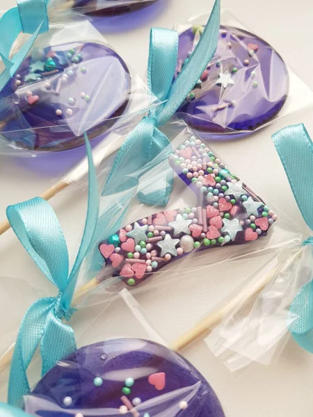 Yedi numaranın şekline bürünmüş mor lolipop. Kutlama paketinde. Çocuk tatili