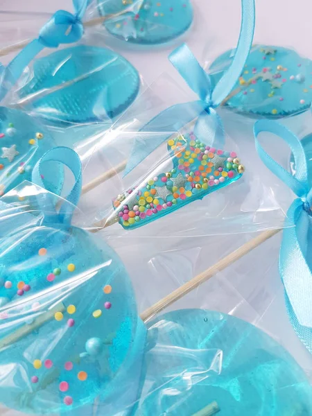 Kutlama paketinde bir numara şeklinde mavi bir lolipop. Çocuk tatili
