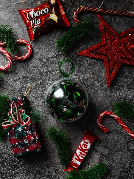 Şekerli yeni yıl balosu. Noel arkaplanı, canlı köknar dalları. Noel süsleri. Yeni Yıl