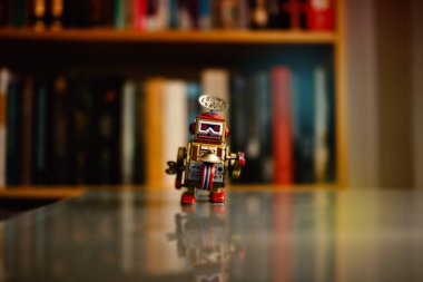 Tahta masadaki oyuncak robota yaklaş.