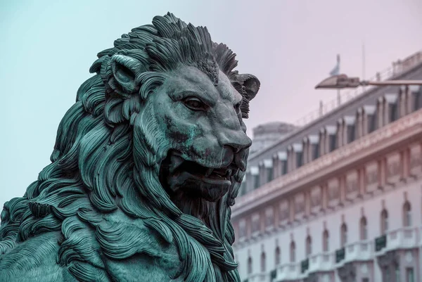 lion statue in the city of london