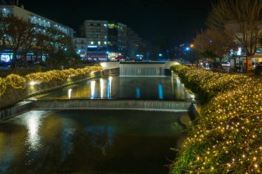 Trikala, Yunanistan 27 Aralık 2019. Yılbaşı tatilinde Trikala Şelalesi. Ünlü bir turistik kış merkezi..