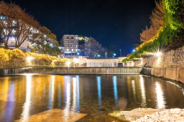 Trikala, Yunanistan 27 Aralık 2019. Trikala 'da şelaleli Lithaios Nehri.