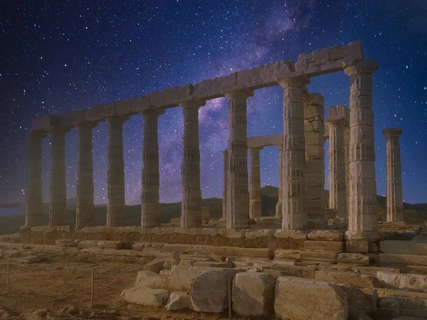 Yunanistan Sounio Kentindeki Poseidon Tapınağı Samanyoluna Karşı — Stok fotoğraf