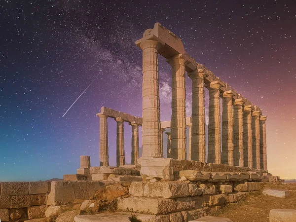 밤하늘을 배경으로 그리스의 포세이돈 — 스톡 사진