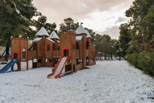 ギリシャのエルピス現象の次の日に雪のある子供のための公園 — ストック写真