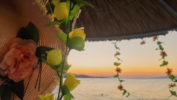 Zomer Kleuren Met Bloemen Tegen Zonsondergang Aan Zee — Stockvideo