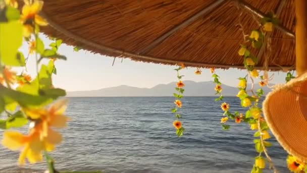 Strand Von Kalamos Griechenland Mit Bunten Blumen Auf Dem Schirm — Stockvideo