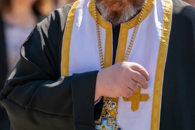 Ortodoks Hıristiyan rahibi karşıya geçiyor ve dua ediyor.  