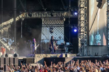 Atina, Yunanistan 6 Temmuz 2022. Yunanistan 'daki Alice Cooper gösterisinde kalabalık tezahürat yapıyor.