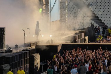 Atina, Yunanistan 6 Temmuz 2022. OAKA Stadyumundaki Alice Cooper gösterisi. Kalabalık tezahürat yapıyor..