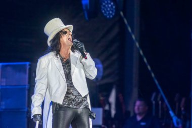 Atina, Yunanistan 6 Temmuz 2022. Alice Cooper sahnede grubuyla birlikte Atina 'daki OAKA stadyumunda şarkı söylüyor..