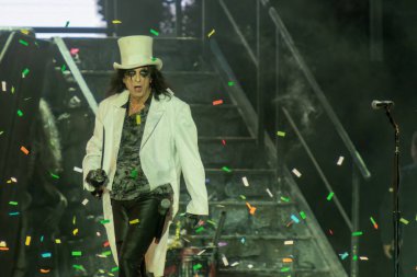 Atina, Yunanistan 6 Temmuz 2022. Efsanevi rock şarkıcısı Alice Cooper grubuyla sahnede.