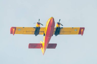 Loutraki, Yunanistan 14 Eylül 2019. Gökyüzüne doğru bir yangın uçağı. Görüntüyü kapat.