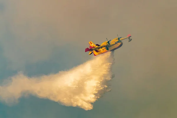 Лутраки Греция Сентября 2019 Года Пожарный Самолет Распыляет Воду Горе — стоковое фото