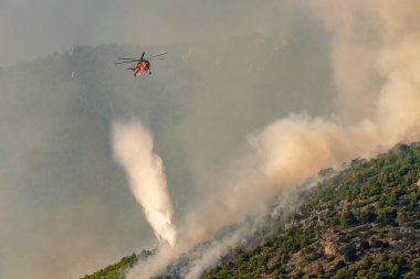 Loutraki, Yunanistan 14 Eylül 2019. Yunanistan 'da Loutraki' de yangın.