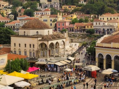 Atina, Yunanistan 10 Temmuz 2022. Yunanistan 'ın Atina şehir merkezindeki turistler ve yerel halk yerel mağazaları ziyaret ediyor.