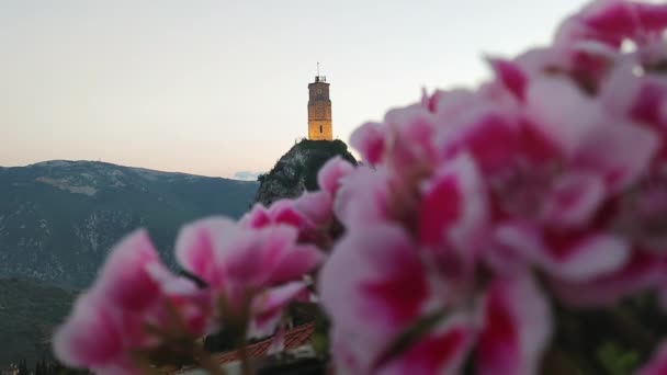 Arachova Templom Görögországban Ellen Rózsaszín Virágok Egy Híres Turisztikai Célpont Jogdíjmentes Stock Videó