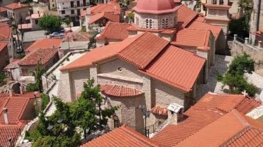 Yunanistan 'daki Arachova köyü. Ünlü bir turistik kış merkezi..