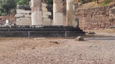 Yunanistan 'ın Delphi kentindeki Athena tapınağı kompleksi. 
