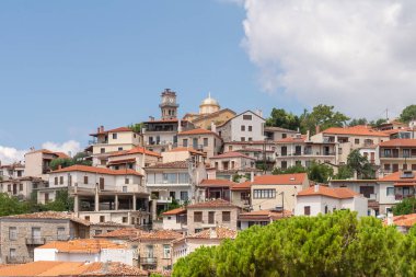 Yunanistan 'daki Arachova köyünün tepesinde saat var.