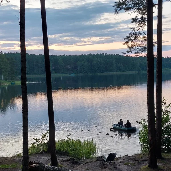 Gölde bir tekneyle gün doğumu.