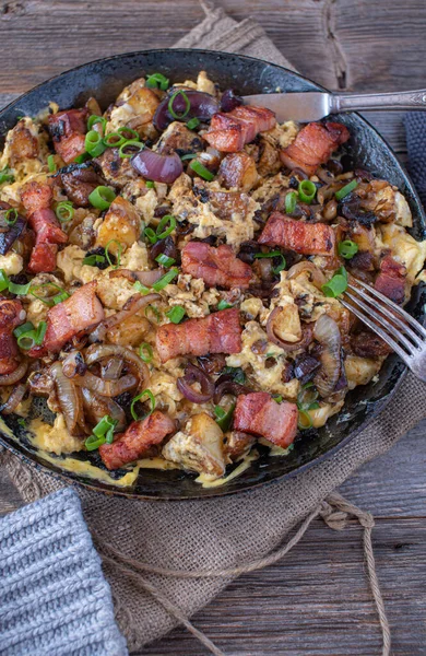 Herzhaftes Frühstück Bauernhausstil Einer Gusseisernen Pfanne Bauernfrühstück Mit Bratkartoffeln Rührei — Stockfoto