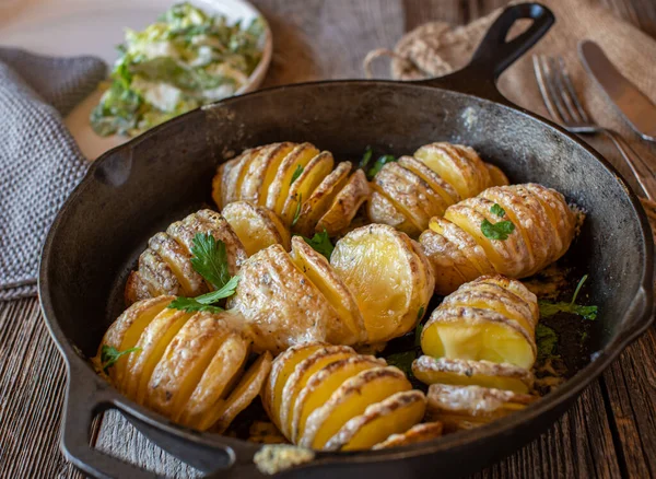 Hemlagad Färsk Bakad Potatis Alla Hasselback Med Smält Smör Och — Stockfoto