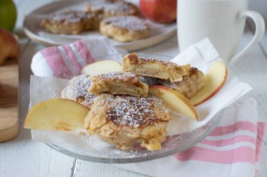 Elma dolgulu tam buğday krepi. Lezzetli ev yapımı taze tavada elmalı kepekli gözleme. Kahvaltının arka planında kahve tabağında servis edilir.