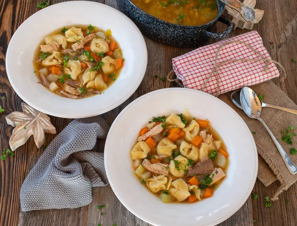 在饭桌上放上鸡汤和玉米片 新鲜而自制的面条汤 — 图库照片