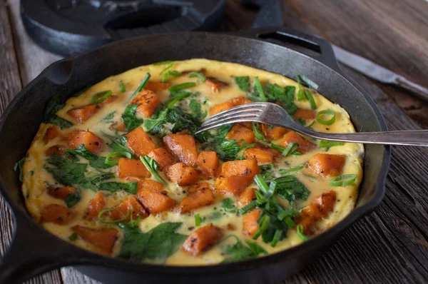 Muskelaufbau Fitness Mahlzeit Mit Einem Omelett Mit Süßkartoffeln Und Spinat — Stockfoto