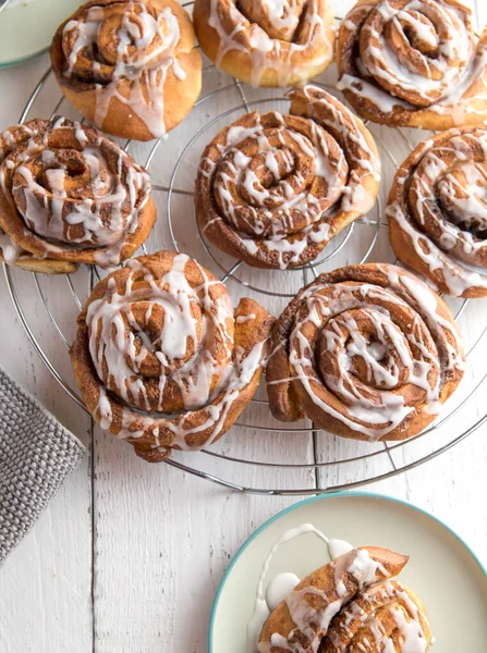 Fresh Baked Cinnamon Rolls Cooling Rack White Wooden Table Closeup — Stock Photo, Image