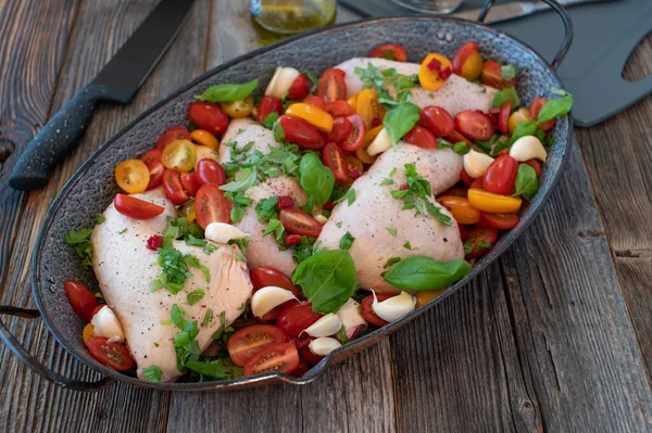 Italienska Kycklingben Med Grönsaker Och Örter Matlagning Till Middag Och — Stockfoto