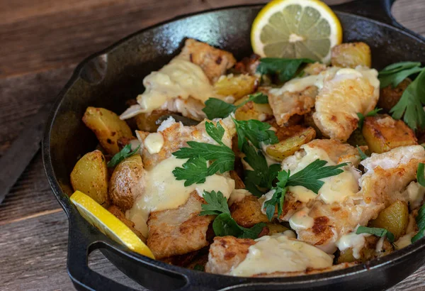 Poêle Poisson Avec Pommes Terre Sauce Bechamel Servir Citron Persil — Photo