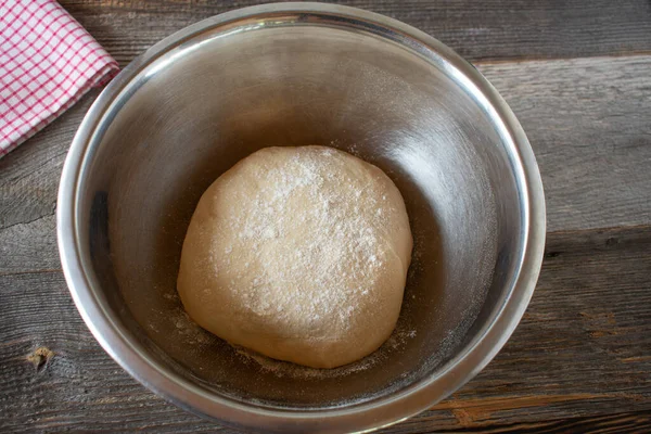 Hausgemachter Frisch Gekneteter Hefeteig Einer Schüssel Auf Holztisch — Stockfoto