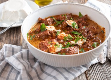 Lezzetli et yemeği sotelenmiş hindi göğsüyle lezzetli kırmızı biberli krema sosuyla pişirildi. Taze ricotta peyniriyle kaplanmış ve masada servis edilmiş.