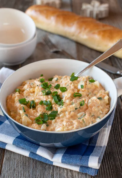 Zalmsalade Een Kom Gemaakt Van Mayonaise Gekookte Eieren Bieslook Uien — Stockfoto