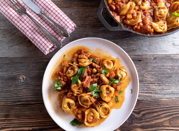 Pasta Con Salsa Piatto Tradizionale Italiano Con Tortellini Delizioso Bacon — Foto Stock