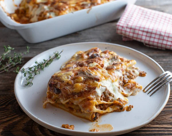 Homeamde Fresh Cooked Pasta Noodle Casserole Stuffed Cannelloni Topped Bolognese — Foto Stock